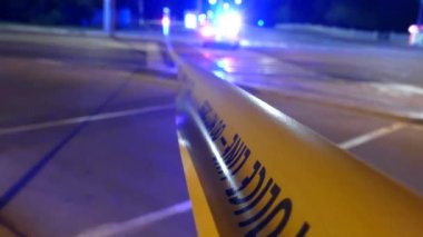 Polis suç bandı sarı renkli mavi polis ışıkları arka planda