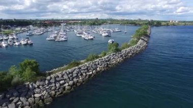 Yazın çok güzel bir marina. İHA 'lar üzerinde pürüzsüzce uçuyor.