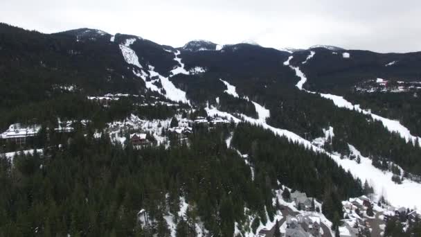 Reisevideomaterial Von Einer Großen Ski Und Snowboardstation Den Bergen — Stockvideo