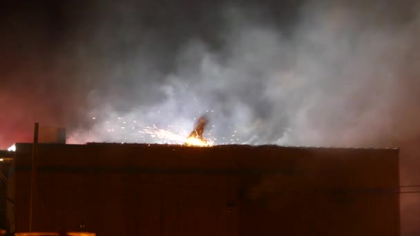 Faíscas Brilhantes Criadas Pela Ferramenta Serra Bombeiro Noite Vistas Distância — Vídeo de Stock