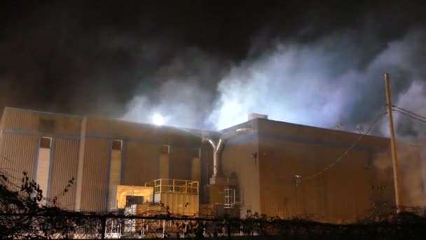 건물을 연기가 밖으로 나오는 — 비디오