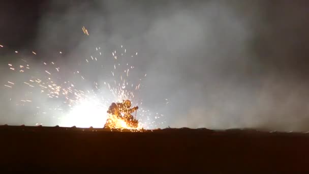 Tűzoltó Vágás Tető Körfűrész Létrehozása Sárga Égő Szikrák — Stock videók