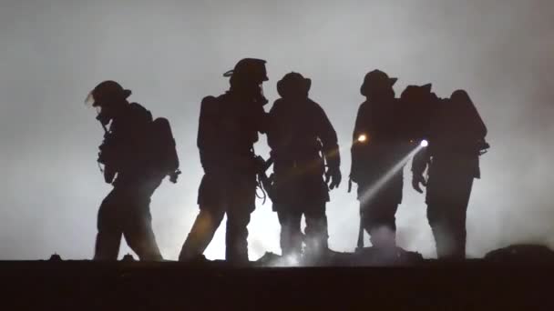 Perfekte Symmetrische Aufnahme Der Silhouette Von Feuerwehrleuten Bei Der Brandbekämpfung — Stockvideo