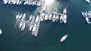 Uçan İHA 'dan alınan teknelerle marinanın canlı canlı görüntüsü.