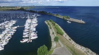 Yelkenlinin Toronto yakınlarındaki açık yaz gününde limana girişinin hava görüntüsü