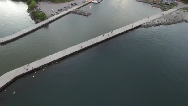 Drone Latający Nad Mariną Zmierzchu Ludźmi Drewnianych Dokach Zaparkowanych Łodziach — Wideo stockowe