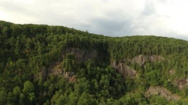 İnsansız hava aracı dağın yamaçlarındaki güzel kayalıklara doğru yavaşça uçuyor.
