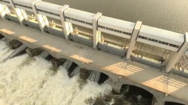 Hidroelektrik su istasyonunun serin çekimi çağlayan sular yaratıyor.
