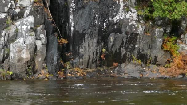 Kayalık Taş Duvarlar Yüksek Akıntıda Akan Nehir Suyunu Tutan Şeydir — Stok video