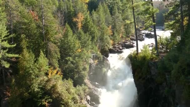 Kraftfullt Vattenfall Kommer Ner Massiv Stenig Väg Imponerande Geologi — Stockvideo