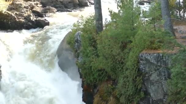 Ermächtigende Dramatische Naturaufnahme Eines Wasserfalls Den Man Fast Fühlen Kann — Stockvideo