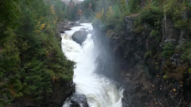 缓缓倾斜的拍摄绝对华丽的瀑布与大量的水流 — 图库视频影像