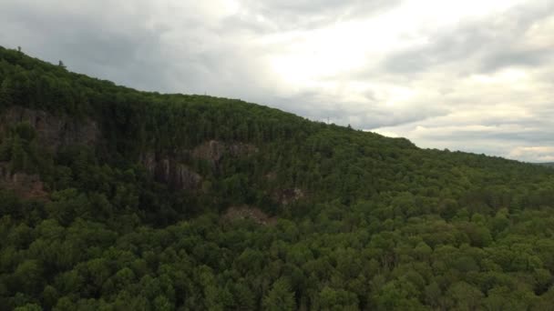 Sideway Aumento Drone Colpo Lato Della Montagna Con Pareti Rocciose — Video Stock