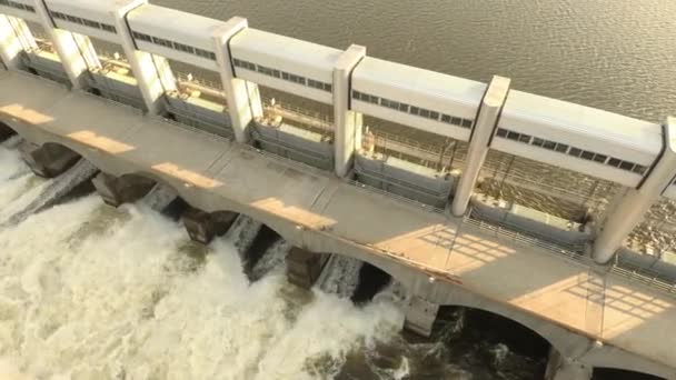 Coole Aufnahme Einer Wasserkraftanlage Die Kaskadenartige Gewässer Erzeugt — Stockvideo