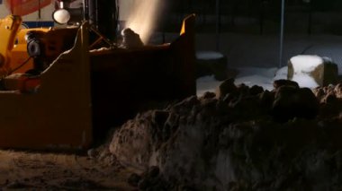 Gece vakti spot ışıklarının yardımıyla karanlıkta kar esecek.