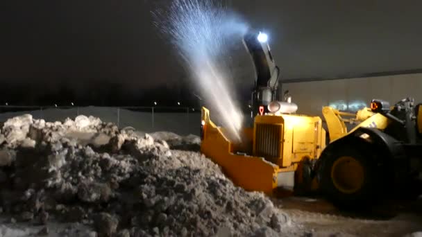 高速で雪を吹くためにスノークリアクルーによって取られた劇的な措置 — ストック動画