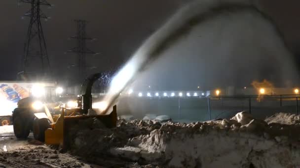 Großer Bogen Aus Schnee Der Nachts Von Schweren Maschinen Geblasen — Stockvideo