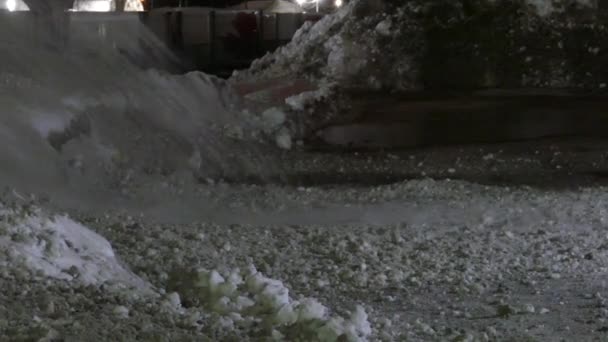 吹雪作业的结果是这些大块的积雪落在地面上 — 图库视频影像