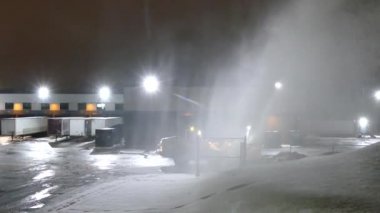 Kar püskürten kazıcının etkileyici kesme gücü iş başında.