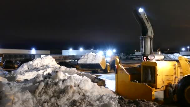 Duo Grandes Excavadoras Trabajando Dúo Para Limpiar Nieve Estacionamiento — Vídeos de Stock