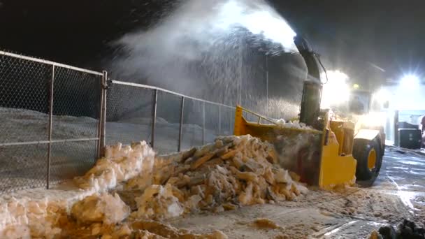 巨大な雪吹き装置車の信じられないほどの粉砕力 — ストック動画