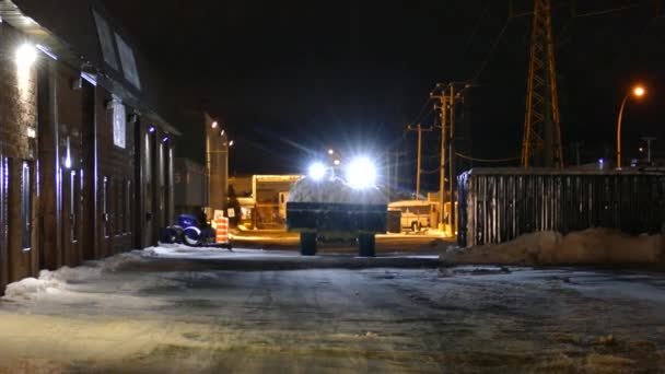 Bagger Mit Beladenem Eimer Schnee Kommt Auf Uns Bevor Abfällt — Stockvideo