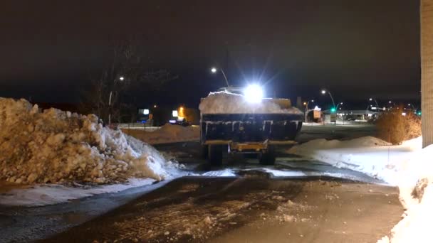 Sneplov Transporterer Stor Belastning Sne Spand Dråber Det Mens Sneblæseren – Stock-video