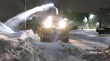 Yol açık ama kar temizleyici tehlikeli bir şekilde sana doğru ilerliyor.
