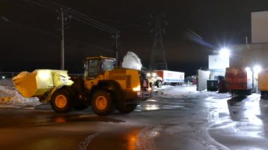 Geceleri bir çift kar temizleme ekipmanının pürüzsüz ve stabil görüntüsü.