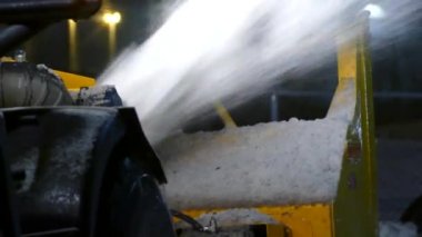 Kar püskürtücü kameradan uzaklaşıyor. Güçlü kar püskürtüsünün yakın planında görülüyor.