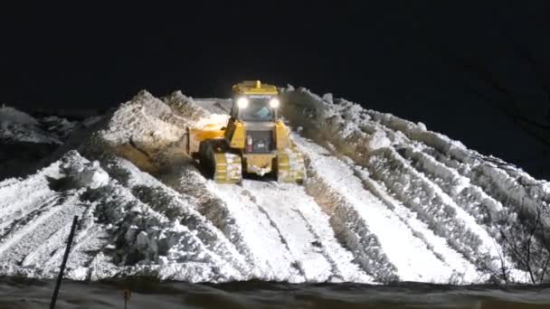 Excavadora Con Oruga Escalando Una Gran Colina Mientras Empuja Nieve — Vídeos de Stock
