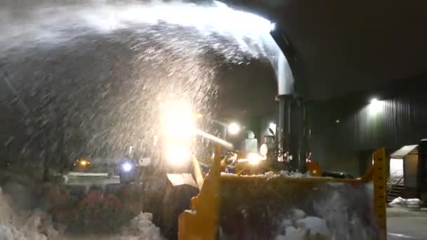 Снег Выброшенный Полную Мощность Сильным Двигателем Снегоочистителя — стоковое видео