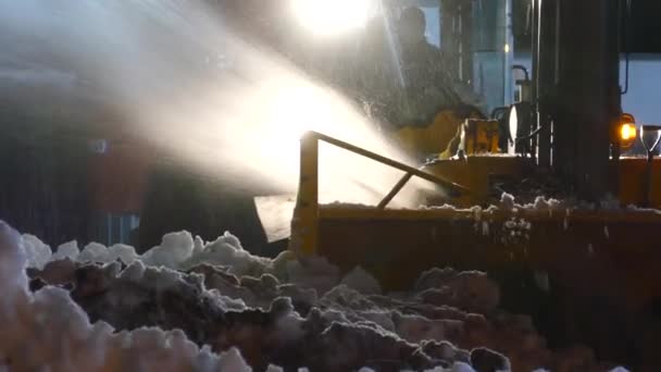 Сніг Освітлений Ззаду Кидається Надвисоку Швидкість Снігоступом — стокове відео