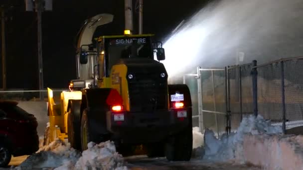 Snowblowing Stroj Odjíždí Noci Přes Cestu Která Vyčistila Sněhu — Stock video