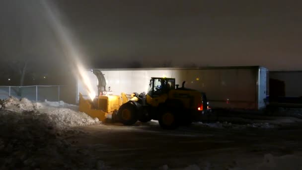 Sehr Starke Schneefräse Schwere Maschinen Die Schnee Neben Sattelschlepper Pusten — Stockvideo