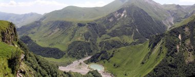 Jvari (Krestovy, Cross) dağ geçidinde Gudauri görüş noktası, Gürcistan 