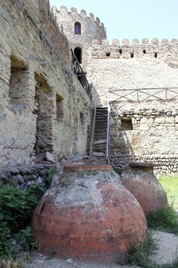 Antik kalede Dev Şarap Testis, Mtskheta, Gürcistan