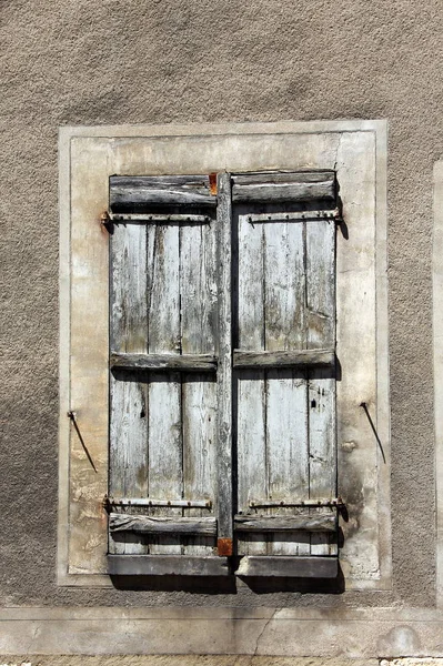 Persiane Rustiche Legno Una Finestra Della Vecchia Casa Schiera Francia — Foto Stock