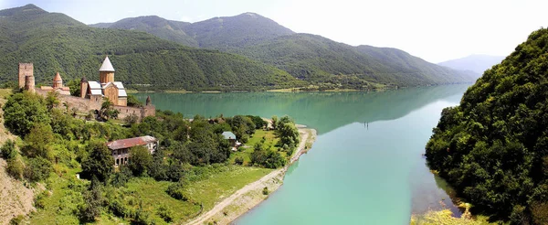 Gürcistan 'daki Aragvi Nehri' ndeki Ananuri şatosu