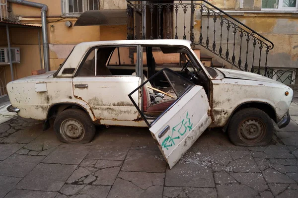 Stary Zardzewiały Samochód Czasów Sowieckich Podwórku Odessa Ukraina Marca 2019 — Zdjęcie stockowe