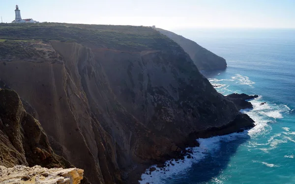 ケープエスピェッラで大西洋を見下ろす崖の灯台 ポルトガル — ストック写真
