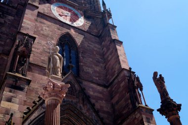 Freiburg im Breisgau, Almanya 'daki Freiburg Mnster Katedrali' nin çan ve saat kulesinin heykel süslemeleri.
