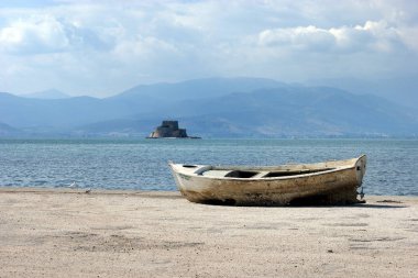 Nafpilio, Yunanistan arka planda fort ile deniz koyu ve bir adacık ile kıyıda kuru tekne