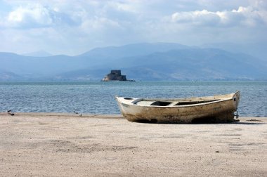 Nafpilio, Yunanistan arka planda fort ile deniz koyu ve bir adacık ile kıyıda kuru tekne