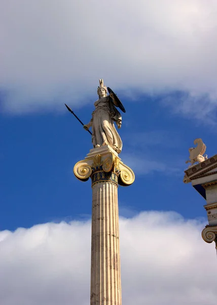 Estátua Athena Deusa Uma Coluna Frente Pórtico Universidade Atenas Atenas — Fotografia de Stock