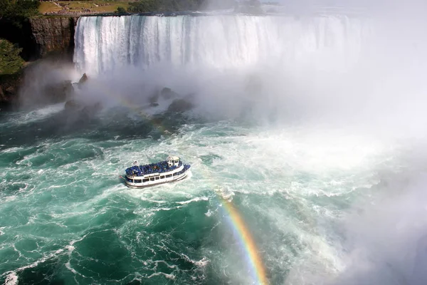 Turistbåt Utforska Niagara Falls Utsikt Med Rainbow Kanadensisk Sida Hästsko — Stockfoto