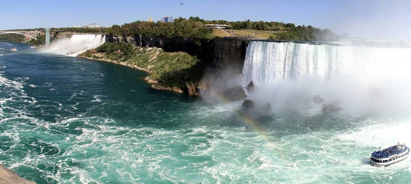 Turistbåt Utforska Niagara Falls Kanadensisk Sida Horseshoe Fall Till Höger — Stockfoto