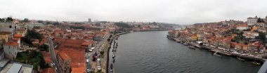 Douro Nehri'nin her iki tarafını gösteren Porto'nun panoramik manzarası