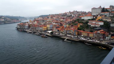 O Douro nehri üzerinde Porto Panoramik görünümü nehrin çekici tarafları gösteren