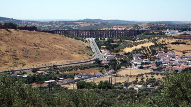 Elvas belediyesini kapsayan ve tahkim edilmiş Alentejo, Portekiz 'e su getiren 16. yüzyıl Amoreira Aqueduct' unun manzarası - 5 Ağustos 2016